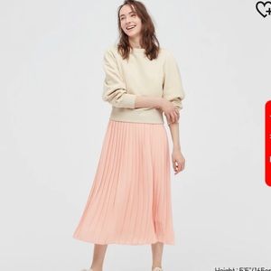 NWT Uniqlo chiffon pleated skirt